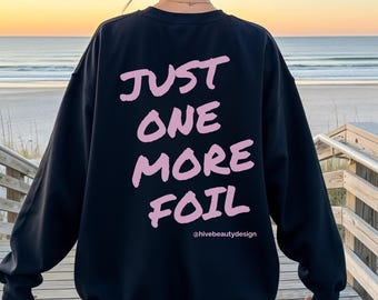 Camiseta personalizada para estilista, regalo para peluquero/a, uniforme de peluquería, regalo para compañero/a de trabajo, sudadera negra de cuello redondo.