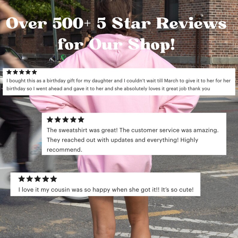 Puede incluir: Una persona lleva una sudadera con capucha rosa claro. La imagen incluye el texto "Over 500+ 5 Star Reviews for Our Shop!" y rese&ntilde;as de clientes.