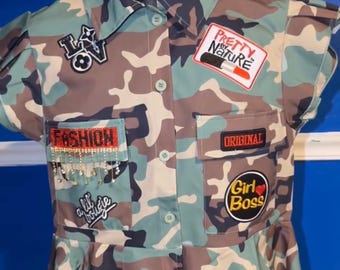 Hübsches Mädchen Hustle 2 Camo Schößchen Shirt | Militärisch inspiriertes Shirt | Girl Boss Statement Shirt | One of One Custom Fashion Hemd