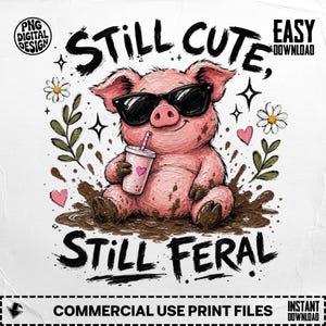Può includere: Un maiale rosa con occhiali da sole seduto nel fango, che tiene in mano una bevanda con un cuore. L'immagine include il testo "Still Cute, Still Feral" e "Easy Download". Il design presenta anche margherite, cuori e stelle.