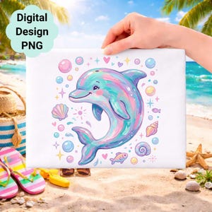 Puede incluir: Impresión rectangular blanca con una ilustración de delfín colorido en tonos pastel. El delfín está rodeado de burbujas, conchas y estrellas. El texto "Digital Design PNG" está en una burbuja verde claro.