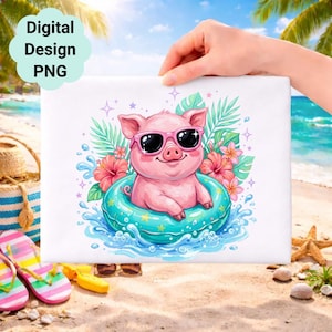Puede incluir: Un PNG de diseño digital que muestra un cerdo de dibujos animados con gafas de sol flotando en un flotador turquesa. La imagen incluye flores tropicales y salpicaduras de agua, con el texto "Digital Design PNG" en una nube.