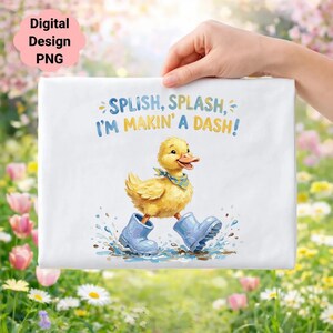 Op de afbeelding: Een wit rechthoekig ontwerp met een gele eend die blauwe laarzen en een blauwe bandana draagt, spetterend in water. Boven de eend staat de tekst "SPLISH, SPLASH, I'M MAKIN' A DASH!" De woorden "Digital Design PNG" staan in een roze wolk.