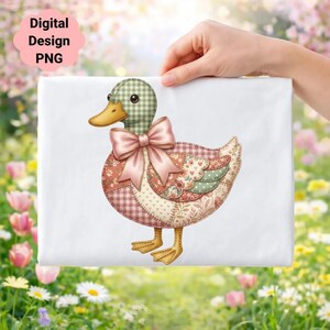 Puede incluir: Un PNG de diseño digital de un pato de patchwork con un lazo rosa. El pato tiene una cabeza a cuadros verdes y blancos, un pico y patas amarillas, y un cuerpo hecho de varias telas estampadas en tonos de rosa, verde y crema. El texto "Digital Design PNG" está en una nube rosa.