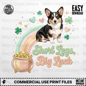 Może przedstawiać: Cyfrowy projekt przedstawiający psa rasy corgi z czarnym, białym i brązowym futrem, siedzącego na tęczy. Projekt zawiera garnek złota, koniczyny, serca i tekst "Short Legs, Big Luck". Projekt jest przeznaczony do komercyjnych plików do druku.
