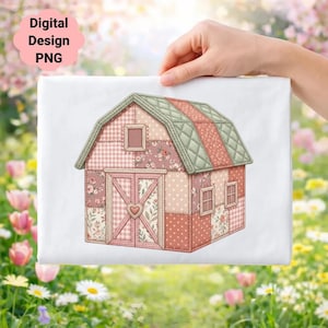 Puede incluir: Un diseño digital PNG de un granero de patchwork en tonos rosa, melocotón y verde. El granero presenta un techo acolchado, patrones florales y de cuadros, y un detalle en forma de corazón en la puerta. El texto "Digital Design PNG" está en una nube rosa.