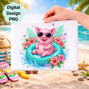 Puede incluir: Diseño digital de un cerdo de dibujos animados con gafas de sol flotando en una boya turquesa. El cerdo está rodeado de flores de hibisco rosas, hojas verdes y salpicaduras de agua. Las palabras "Digital Design PNG" están en una burbuja azul claro.