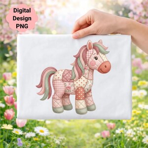 Puede incluir: Un diseño rectangular blanco con una ilustración de unicornio estilo patchwork en tonos rosa, verde y melocotón. El unicornio tiene una apariencia cosida con patrones florales y de lunares. El texto en una nube rosa dice "Digital Design PNG".