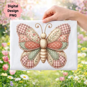 Könnte beinhalten: Ein digitales Design-PNG mit einem Schmetterling mit Patchwork-Flügeln. Die Flügel haben Abschnitte mit floralen, gepunkteten und Vichy-Mustern in Rosa, Pfirsich und Grün. Der Körper des Schmetterlings ist beige, und der Text "Digital Design PNG" befindet sich oben links.