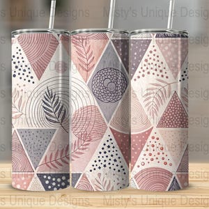 Puede incluir: Tres vasos de acero inoxidable con un patrón geométrico en tonos de rosa, gris y blanco. El patrón incluye triángulos, círculos y hojas.