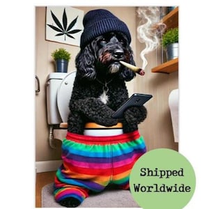 Lustiges Cockapoo auf Toilette - Hund am Telefon - Rauchender Gelenk Cannabis - Badezimmer Wand Kunst