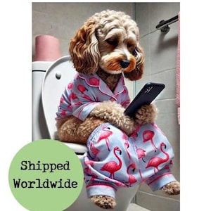 Impresión de Cockapoo en el inodoro - Pijama de flamenco rosa de niña Cockapoo - Retrato divertido de perrita - Letrero de arte de pared para baño en la planta baja