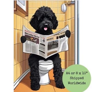Puede incluir: Ilustración de dibujos animados de un perro negro leyendo un periódico en un inodoro. El perro tiene la lengua rosa. El baño tiene paredes de azulejos amarillos. Disponible en A4 o 20,3 x 25,4 cm.