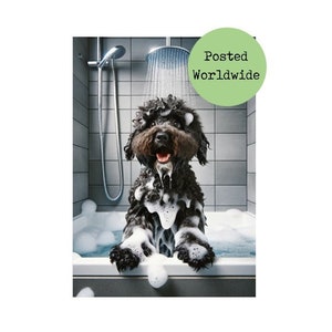 Puede incluir: Un perro negro con el pelo mojado se sienta en una bañera llena de burbujas. El perro sonríe y mira a la cámara. La ducha está encendida en el fondo. El texto "Posted Worldwide" está en un círculo verde en la esquina superior derecha de la imagen.