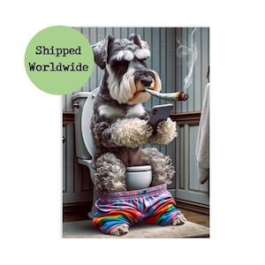 Peut inclure: Impression d'art numérique d'un chien Schnauzer assis sur des toilettes, fumant un joint allumé et utilisant un smartphone. Le chien porte un sous-vêtement aux couleurs de l'arc-en-ciel. Le texte "Shipped Worldwide" est inclus.