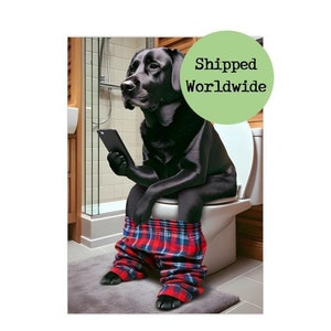 Labrador noir assis sur les toilettes avec impression de téléphone portable - Laboratoire noir avec téléphone portable - Cadeau de signe d&#39;art mural pour salle de bain avec photo d&#39;animal drôle de chien