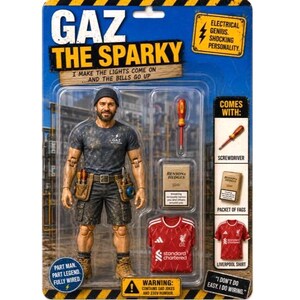 Pode incluir: Uma figura de ação Gaz the Sparky em embalagem blister. A figura veste uma t-shirt cinzenta escura, calções e um gorro. Os acessórios incluem uma chave de fendas, um maço de cigarros e uma camisola de futebol vermelha.