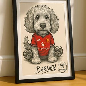 Może przedstawiać: Oprawiony wydruk artystyczny przedstawiający szkic ilustracji psa w czerwonej koszulce piłkarskiej z napisem "Snapdragon". Imię psa, "Barney", jest napisane poniżej. Wydruk jest w czarnej ramie.