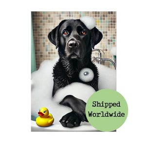 Labrador noir imprimé dans le bain - oeuvre d&#39;art murale noire pour salle de bain - chien dans un portrait de canard dans un bain moussant - cadeau photo drôle de signe de Loo de toilettes ensuite