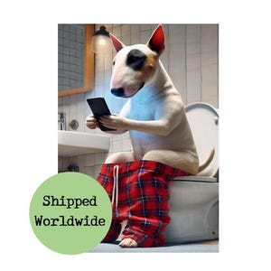 Engelse Bull Terrier zittend op toilet met mobiele telefoon print hond mobiele telefoon grappige dieren foto badkamer rode tartan muur kunst teken cadeau