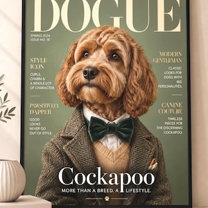 Può includere: Una copertina di rivista incorniciata intitolata DOGUE raffigurante un cane marrone dal pelo riccio che indossa un maglione beige, una camicia bianca e un papillon in velluto verde scuro sotto un blazer in tweed. Il testo include Spring 2024, Issue No. 18 e Cockapoo.