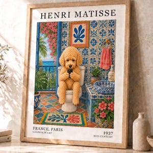 Puede incluir: Una lámina enmarcada titulada HENRI MATISSE, FRANCE, PARIS, GALERIE D'ART, 1937 MID CENTURY. La imagen muestra a un caniche de color marrón dorado con textura sentado en un inodoro blanco en un baño con azulejos, mirando un teléfono móvil.