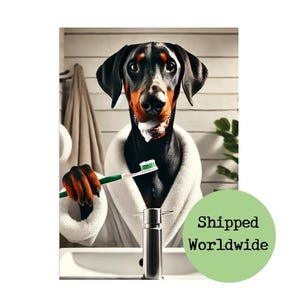 Schlappohren Dobermann im Morgenmantel Druck Pinscher Zähneputzen Lustiges Badezimmer Wandbild - Toilettenschild Loo Ensuite Dog Bild
