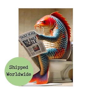 Op de afbeelding: Een kleurrijk visbeeld dat op een wit toilet zit en een krant leest met de titel "The Daily Scale".