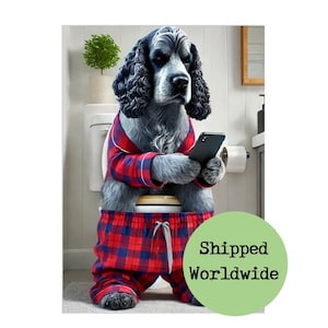 Cocker Spaniel azul ruano en el inodoro - Perro en pijama de cuadros escoceses - Impresión de imagen de arte de pared divertido para el baño, letrero de baño en la planta baja, regalo humorístico