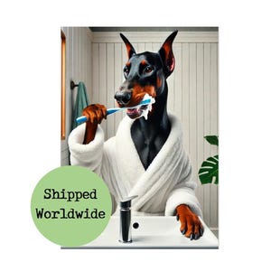 Dobermann Pinscher trägt Bademantel Druck - Dobermann Zähneputzen - Lustige Badezimmer Wand Kunst - Toilettenbad Schild Loo Ensuit Hunde Bild