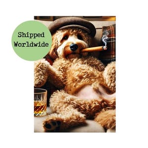 Puede incluir: Un perro marrón y blanco con un sombrero marrón y un cigarro en la boca. El perro está sentado en un sofá con un vaso de whisky a su lado.