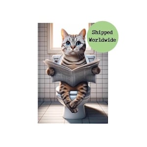 Gatto soriano seduto sul water che legge un giornale - Divertente stampa di animali Immagine di gattino Arte da parete per il bagno Segno del bagno Segno del bagno Regalo 8x10 A4