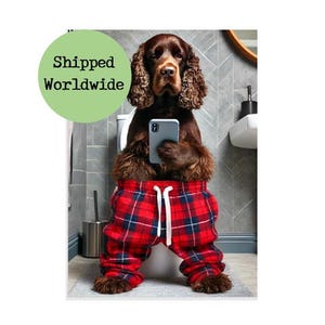 Impresión de baño de Cocker Spaniel marrón chocolate, teléfono de perro, pijama de tartán rojo, imagen de animal, arte de pared para baño, letrero con cita divertida, regalo para baño