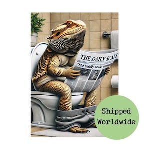 Könnte beinhalten: Ein Bartagame mit Hose sitzt auf einer Toilette und liest eine Zeitung mit dem Titel "The Daily Scale".