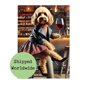 Può includere: Un cane marrone e bianco con una giacca di pelle nera e una gonna rosa, seduto su uno sgabello da bar con un bicchiere di vino rosso nella zampa. Il cane indossa tacchi alti neri.