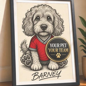 Può includere: Una stampa incorniciata con uno schizzo in bianco e nero di un cane dal pelo riccio che indossa una maglia sportiva rossa. Un badge circolare riporta la scritta YOUR PET YOUR TEAM con un'icona a forma di zampa. Il nome BARNEY è in basso.