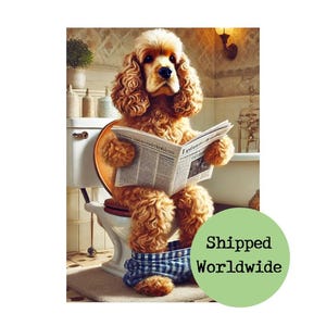 Impresión de perro divertido sentado en el inodoro leyendo el periódico con un cocker spaniel dorado Imagen de baño con animales Arte de pared Letrero 8 x 10 A4