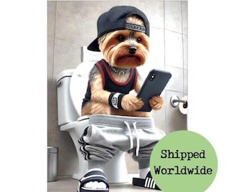 Yorkshireterrier sittande på toaletten med mobiltelefontryck - Cool Yorkshire terrierhund - Rolig djurbild Badrum Ensuite Väggkonst Skylt Gåva