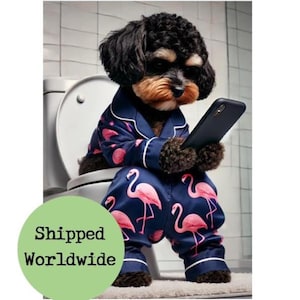 Stampa per WC con Cavapoo nero e marrone – Pigiama con fenicottero – Cane al telefono – Divertente decorazione murale per il bagno