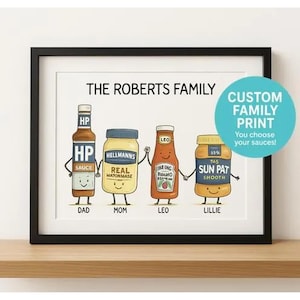 Op de afbeelding: Een ingelijste print met cartoon illustraties van lachende condimentflessen en -potten. De print bevat de tekst "The Roberts Family" en de tekst "Custom Family Print".