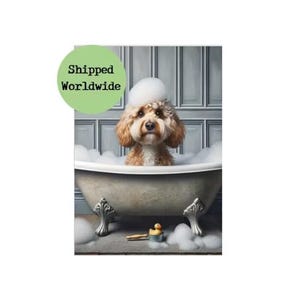 Divertido cuadro de baño de Cockapoo: Impresión de perro en un baño de burbujas, retrato peculiar de un Cockerpoo Cavapoo, regalo divertido para amantes de los perros.