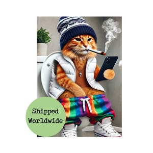 Op de afbeelding: Een cartoonkat met een blauw-witte muts, een wit vest, een regenboogkleurige broek en witte sneakers zit op een toilet met een smartphone in de hand en rookt een sigaret.