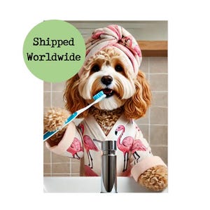 Könnte beinhalten: Ein brauner und weißer Hund, der einen rosa Bademantel mit Flamingomuster und ein rosa Handtuch auf dem Kopf trägt, putzt sich mit einer blauen Zahnbürste die Zähne. Der Hund befindet sich in einem Badezimmer mit einem weißen Waschbecken und einem silbernen Seifenspender.