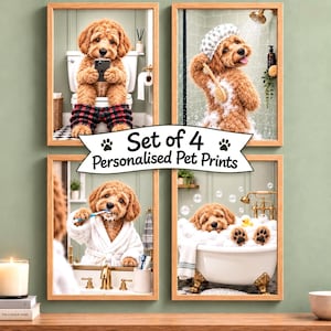 Op de afbeelding: Een set van vier ingelijste wandprints met een goudkleurige doodle-hond in diverse badkamerscènes. De afbeeldingen tonen de hond met een smartphone op het toilet, douchend met een douchemuts, tandenpoetsend in een badjas en badend in een badkuip.