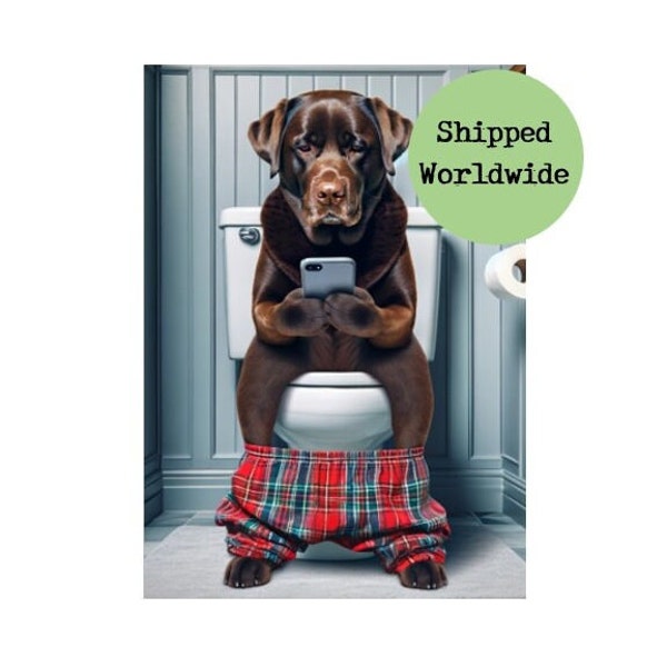 Schoko Labrador Sitzt auf Toilette mit Handy Print - Braun Labrador mit Handy - Lustiger Hund Tier Bild Badezimmer Wand Kunst Schild