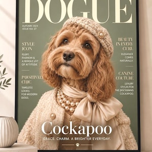 Puede incluir: Una portada de revista enmarcada titulada DOGUE que muestra a un Cockapoo marrón dorado con una boina beige texturizada con un detalle de perla, una chaqueta de tweed a juego y un collar de perlas de dos hilos con corbata de seda sobre fondo verde.