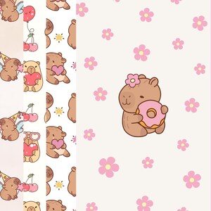 Puede incluir: Patrón repetido de osos de dibujos animados con corazones, cerezas y gorros de fiesta. Un solo oso con una flor en el pelo sostiene una rosquilla rosa. Flores rosas dispersas sobre un fondo crema. El diseño es lindo y caprichoso.