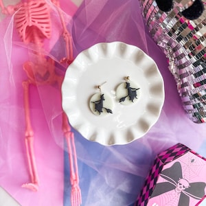 Fliegende Hexe auf Mond Anhängern, Halloween Fimo Schmuck, Handgemachte gruselige Ohrringe