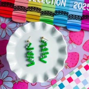 Pendientes con símbolo matemático de caimán: joyería STEM para profesores