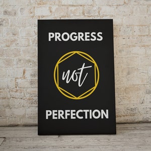 Puede incluir: Póster motivacional negro y dorado con el texto "PROGRESS not PERFECTION" en letras blancas.